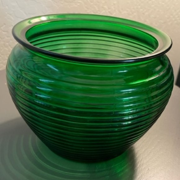 Mid-Centry Modern Emerald Green Ribbed Glass Vase - Picture 4 of 4